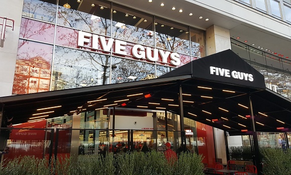 Five-Guys-Champs-Elysées-vitrine-Focus-Shopper
